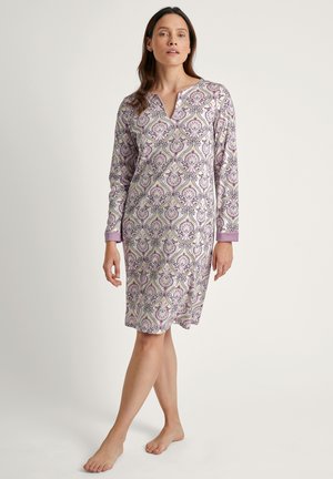 Nottambula a maniche lunghe in lavanda con un ornato motivo paisley. Presenta un scollo a V, polsini viola e una vestibilità comoda.