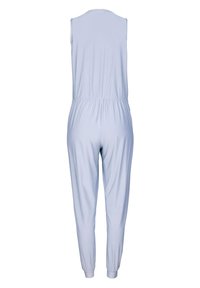 Lichtblauwe mouwloze jumpsuit met een strakke taille, taps toelopende benen en elastische manchetten. Glad stofoppervlak, minimalistisch ontwerp.