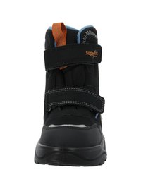 Schwarzer wasserdichter Stiefel mit zwei verstellbaren Klettverschlüssen, robuster Gummisohle, gepolstertem Schaft und orangefarbenen sowie blauen Akzenten.