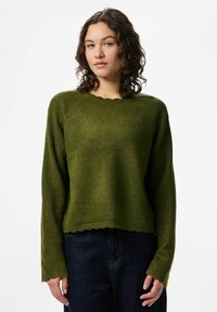 Groene gebreide trui met een golvende halslijn en zoom, voorzien van lange mouwen en een iets cropped pasvorm, gemaakt van een zachte, gestructureerde stof.