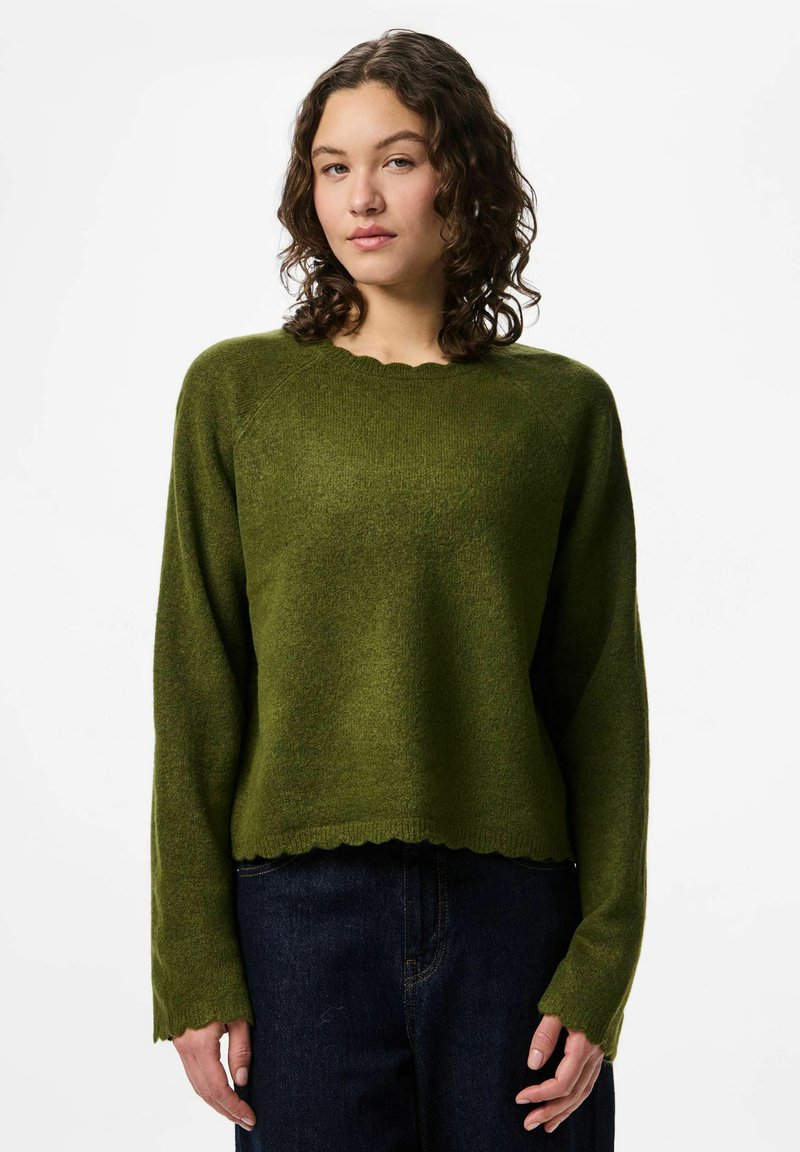 Groene gebreide trui met een golvende halslijn en zoom, voorzien van lange mouwen en een iets cropped pasvorm, gemaakt van een zachte, gestructureerde stof.