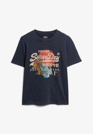 Camiseta de algodón azul marino con un gráfico de tigre de estilo vintage, acentuado por olas y un sol rojo, con cuello redondo y mangas cortas.