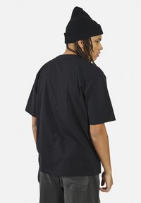 Redefined Rebel KIAN TEE BOXY FIT UNISEX - Camiseta estampada - black