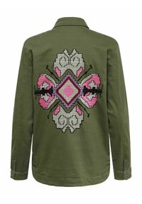 Giacca verde oliva con un design ricamato sulla schiena che presenta motivi floreali rosa, grigi e rossi, forme geometriche e accenti testurizzati.