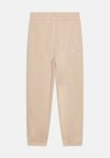 SPORTSWEAR CLUB FLEECE - Pantaloni sportivi - sanddrift/white