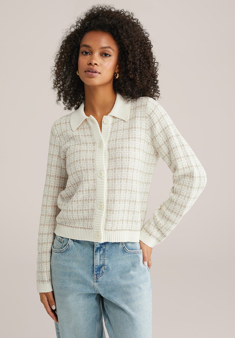 Pletený kardigán v smotanovej farbe s textúrovaným vzorom v mriežke, s golierovým výstrihom, piatimi gombíkmi a rebrovanými manžetami a lemom.