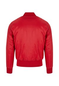 Giacca bomber rossa con una finitura liscia e lucida. Collo e polsini a coste. Orlo arricciato. Nessuna tasca o hardware visibile. Vista posteriore mostrata.