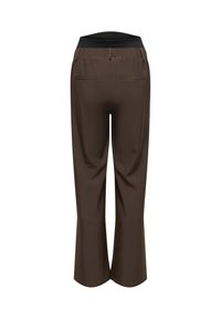 Braune Hose mit weitem Bein und schwarzem elastischem Bund, ausgestattet mit zwei Gesäßtaschen und glatter Textur. Flache Vorderseite.