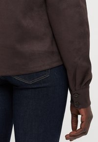 ONLY Tall ONLRINEA BUTTON SHIRT - Overhemdblouse - chocolate torte