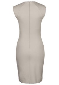 Beżowa sukienka typu bodycon o dopasowanym kroju. Bez rękawów, z zamkiem z tyłu i gładkiego, elastycznego materiału. Brak widocznych wzorów.