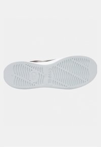 Vit gummisula med texturerat greppmönster, med det upphöjda varumärket "Camper" i mitten. Böjda kanter för ergonomisk passform.