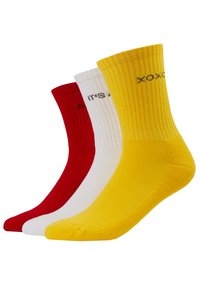 Drei Paar Crew-Socken in rot, weiß und gelb. Jede hat eine gerippte Textur und kontrastierende farbige Bündchen mit aufgedrucktem Text.