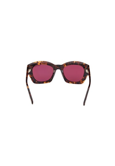 Lunettes de soleil en écaille de tortue avec des montures angulaires. Motif marron foncé et ambre clair. Verres teintés de violet et accents métalliques simples sur les branches.
