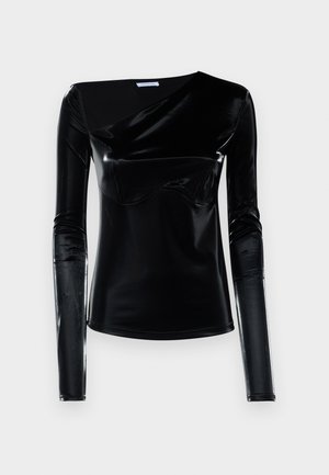 Čierny dlhý rukáv top vyrobený z lesklého materiálu s diagonálnym výstrihom a priliehavým strihom. Hladká textúra s minimalistickými detailami.