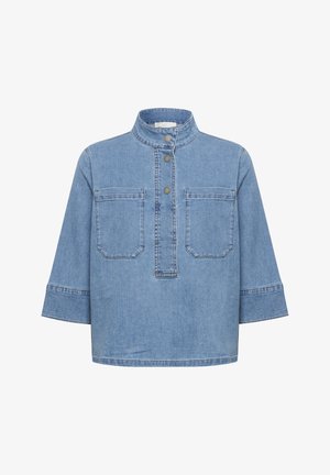 Svetlo modra denim srajca z uspravnim ovratnikom, dvema sprednjima žepoma in polovičnim gumbom. Ima široke tričetrtinske rokave.