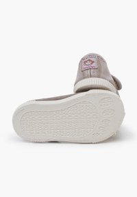 Graue Leinenschlupfschuhe mit weißer Gummisohle. Mit einem Patch mit einem Affen und dem Etikett "Made in Spain". Strukturiertes Profilmuster auf der Sohle.