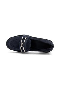 Mocassin en daim bleu marine avec un accent en métal argenté sur l'avant du pied. Texture lisse, bout rond et semelle en caoutchouc noire.