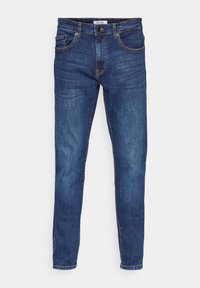 Jeans de mezclilla azul de corte slim para hombre, con cinco bolsillos, cierre de botón y un sutil desgastado en los muslos y las rodillas.
