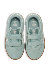 Jasnoniebieskie trampki na rzepy, zamszowa faktura, perforowany nosek oraz białe akcenty. Gumowa podeszwa z brązowymi detalami.