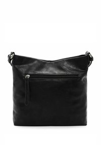 Černá kožená kabelka přes rameno s texturovaným povrchem, zipovou přední kapsou a zakřiveným horním okrajem. Nastavitelný popruh a stříbrné kovové akcenty.