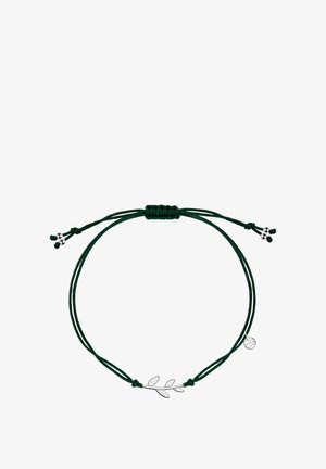 Zielona bransoletka z sznurków ma w centralnej części srebrny metalowy motyw liścia oraz regulowane węzły z małymi srebrnymi akcentami na końcach.