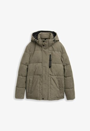 Giacca imbottita con cappuccio in verde oliva, caratterizzata da una chiusura con zip, bottoni a scatto, due tasche laterali e una fodera interna nera liscia.