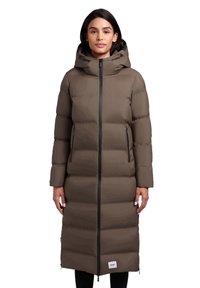 Lång, puffy parka i olivgrön med huva, med framdragskedja, sidofickor och svarta detaljer. Slät textur genom hela plagget.