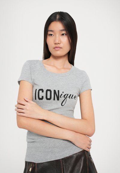 Šedé bavlnené tričko s krátkymi rukávmi, so slovom "ICONique" vyvedeným čiernym písmom na prednej strane. Hladká textúra.