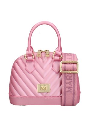 Sac à main matelassé rose avec deux poignées, fermeture éclair dorée et plaque logo, ainsi qu'une large bandoulière rose réglable avec la marque "Marc Ellis".