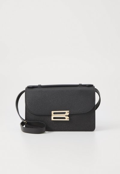 Bolso cruzado de cuero negro con un acabado texturizado, presenta un cierre de solapa y herrajes en tono dorado. Correa ajustable y diseño elegante.