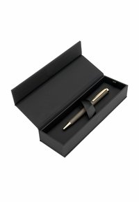 Matinis pilkas rašiklis su auksiniu segtuku, pateiktas juodame stačiakampyje dėkle su minkštu interjeru ir audinio užsegimu.