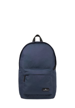 Mochila azul marino hecha de tela duradera, con una parte superior redondeada, un bolsillo frontal con cremallera y un parche del logo en la parte inferior. Incluye correas ajustables.