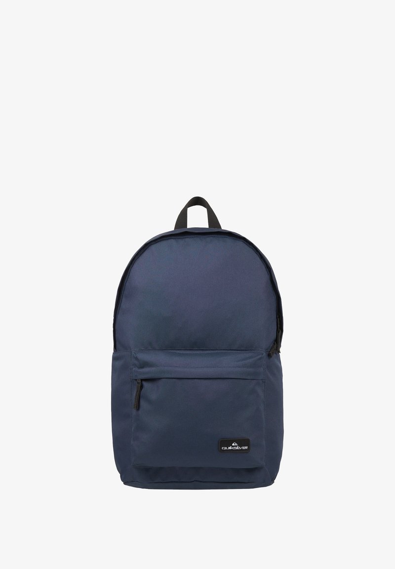 Mochila azul marino hecha de tela duradera, con una parte superior redondeada, un bolsillo frontal con cremallera y un parche del logo en la parte inferior. Incluye correas ajustables.