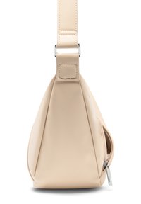 Béžová kožená kabelka ve tvaru trojúhelníku, s hladkou texturou, nastavitelným popruhem a postranní kapsou na zip se stříbrným kováním.