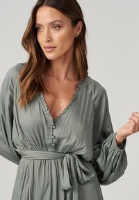 THE FATED SALLY MINI - Marškinin�ė suknelė - sage green