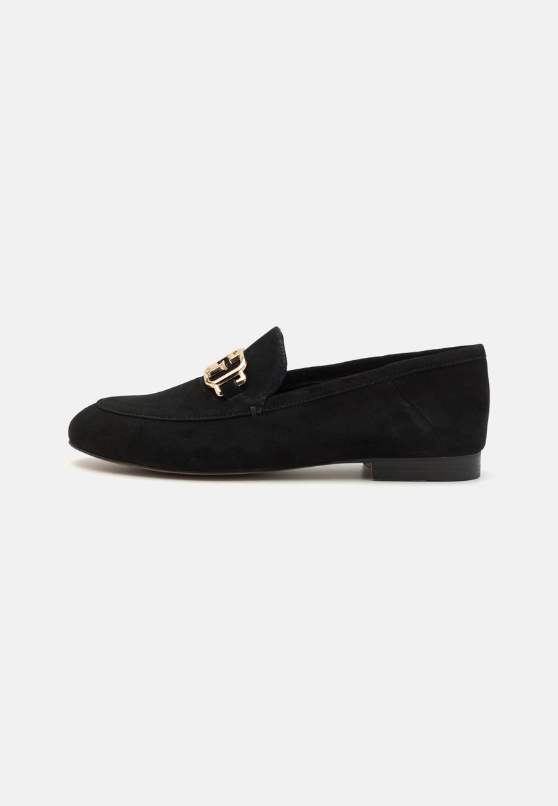 Mocassins en daim noir avec une boucle dorée, au design épuré, talon bas et texture lisse. Silhouette classique et polyvalente.