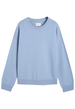Lyseblåt strikket sweater med rund hals, dropped shoulders og ribbet kant i bunden og håndleddene, der har et subtilt mærkeskilt nær håndleddet.