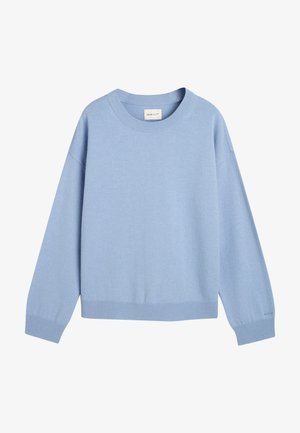 Lyseblåt strikket sweater med rund hals, dropped shoulders og ribbet kant i bunden og håndleddene, der har et subtilt mærkeskilt nær håndleddet.