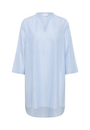 Camisa túnica de color azul claro con cuello mandarín, con rayas verticales blancas, mangas 3/4 y un dobladillo ligeramente redondeado. Tejido texturizado.