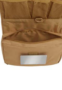 Borsa di stoffa marrone con chiusura a zip, una tasca in rete interna e un'area per etichette riflettenti. Texture liscia e bordi morbidi.