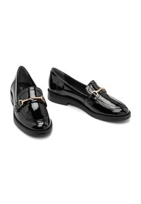 Czarne lakierowane loafersy z płaską podeszwą, z złotą łańcuszkową ozdobą z przodu i zaokrąglonym czubkiem.