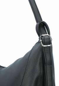 Zwarte gestructureerde leren handtas met een gebogen vorm, verstelbare schouderband en een zilveren gesp als detail. De gladde afwerking benadrukt het ontwerp.