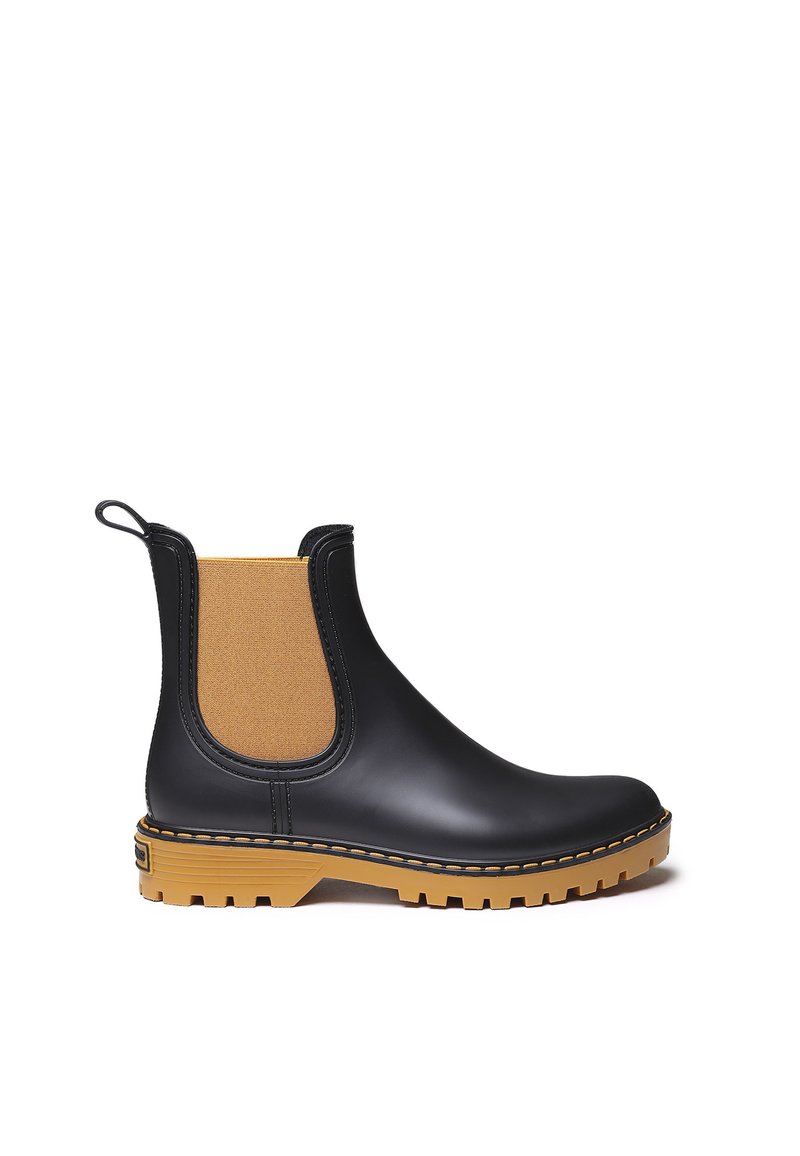 Botte Chelsea en caoutchouc noir avec inserts élastiques latéraux beiges, bout rond, semelle rugueuse marron et coutures jaunes le long du bord.