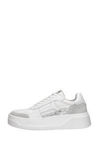 Witte sneaker van textuurleer, met zilveren accenten en een dikke witte zool. Bevat veters en details op de zijpanelen.