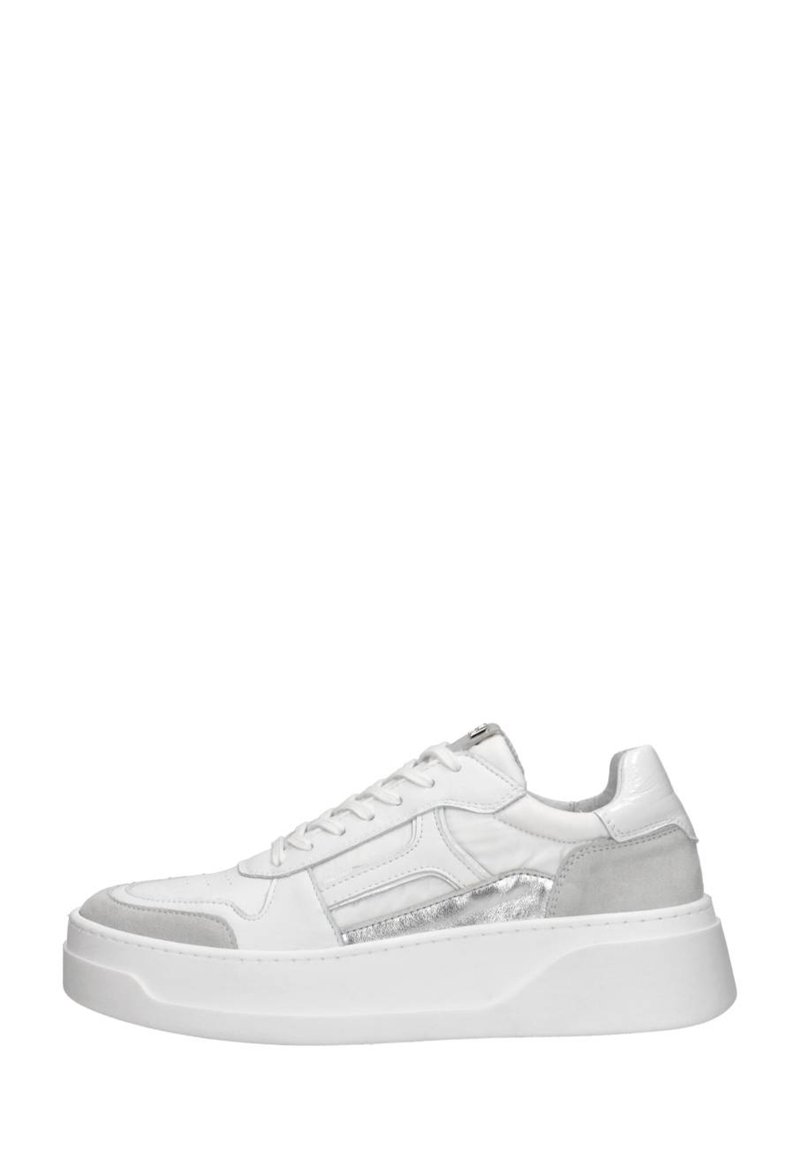 Witte sneaker van textuurleer, met zilveren accenten en een dikke witte zool. Bevat veters en details op de zijpanelen.