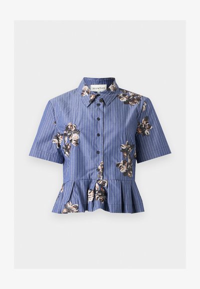 Blouse bleue à manches courtes boutonnée, avec fines rayures blanches, broderie florale en sequins, col et bas peplum plissé.