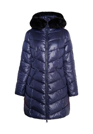 Sötétkék párnázott kabát műszőrme bélésű kapucnival, cipzáros elülső résszel, két oldalsó zsebbel és cikkcakkos steppelésű mintázattal.