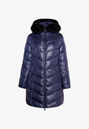 Sötétkék párnázott kabát műszőrme bélésű kapucnival, cipzáros elülső résszel, két oldalsó zsebbel és cikkcakkos steppelésű mintázattal.