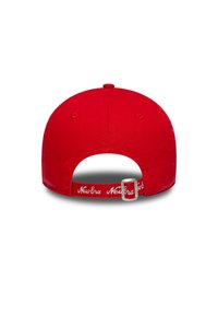 Căciulă de baseball roșie dintr-un material solid. Dispune de o curea ajustabilă în spate, cu un clește metalic și branding "New Era" pe curea.