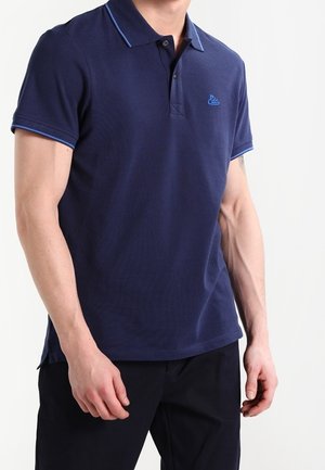 Polo en bleu marine en coton, doté d'un col classique, d'une patte de boutonnage à trois boutons et d'accents en bleu clair contrastants sur le col.